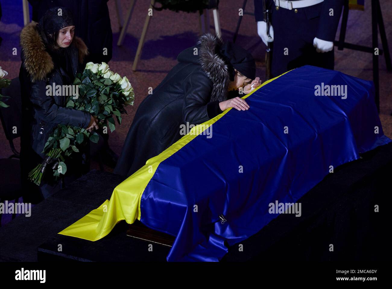 Kiev, Ucraina. 21st Jan, 2023. I membri della famiglia si rompono e piangono alle casse di funzionari governativi uccisi in un incidente in elicottero durante il funerale al Centro Nazionale della Casa Ucraina, 21 gennaio 2023 a Kiev, Ucraina. Il ministro degli Affari interni Denys Monastyrskyi, e 17 morti nell'incidente il 18th gennaio. Credit: Presidenza Ucraina/Ufficio stampa presidenziale Ucraina/Alamy Live News Foto Stock