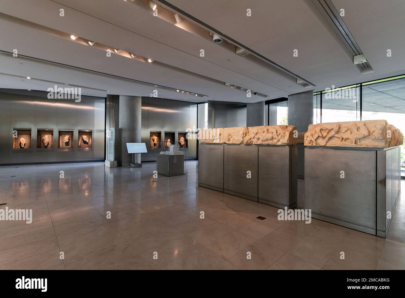 Vista interna del nuovo Museo dell'Acropoli di Atene. Reperti archeologici al primo piano del museo. Nessuno, nessuna gente Foto Stock