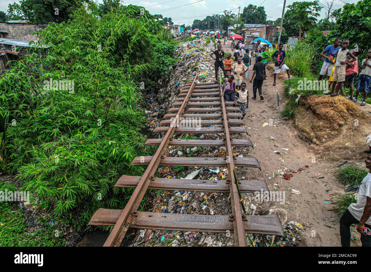 Dal 1960, la strada ferroviaria è stata deterrente nella pubblica Repubblica Democratica del Congo.molti abitanti sono stati colpiti nelle loro comunità. Foto Stock