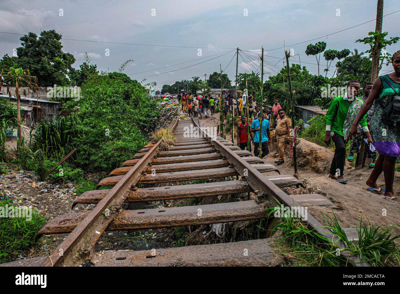 Dal 1960, la strada ferroviaria è stata deterrente nella pubblica Repubblica Democratica del Congo.molti abitanti sono stati colpiti nelle loro comunità. Foto Stock