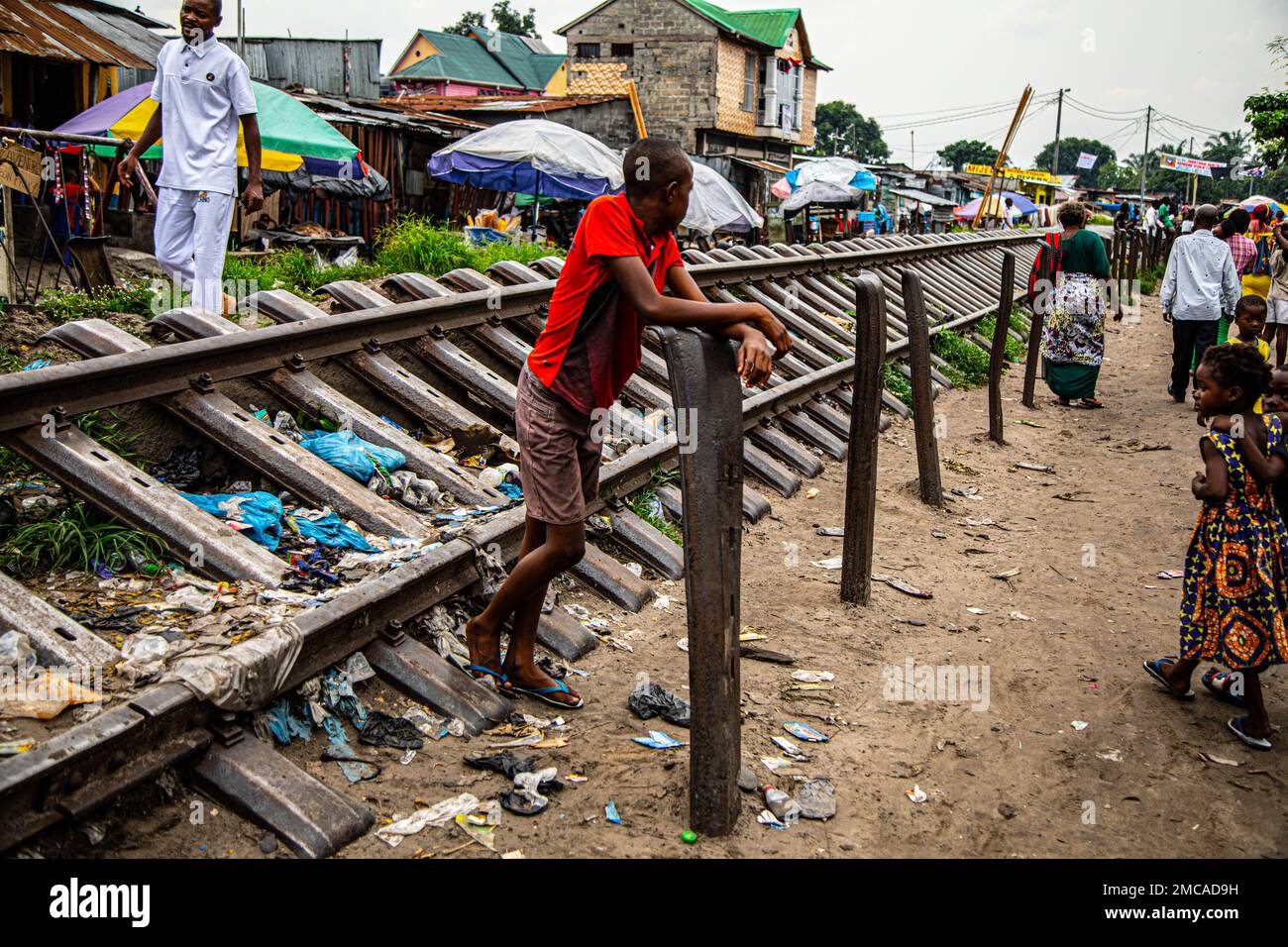 Dal 1960, la strada ferroviaria è stata deterrente nella pubblica Repubblica Democratica del Congo.molti abitanti sono stati colpiti nelle loro comunità. Foto Stock