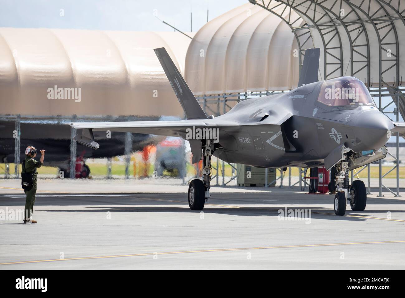 STATI UNITI Dylan Chavez, un meccanico di aerei ad ala fissa con Marine Fighter Attack Squadron (VMFA) 242, segnala ad un aereo F-35B Lightning II alla stazione aerea di Marine Corps Iwakuni, Giappone, 28 giugno 2022. Marines con VMFA-242 ha condotto un supporto a stretto contatto con bombe laser GBU-12 Paveway II inerti presso il Combined Arms Training Center di Fuji a sostegno di 3rd battaglione, 2nd Marine Regiment. Questo addestramento ha segnato le prime missioni di supporto aereo da vicino in Giappone con un aereo F-35B Lightning II. Foto Stock