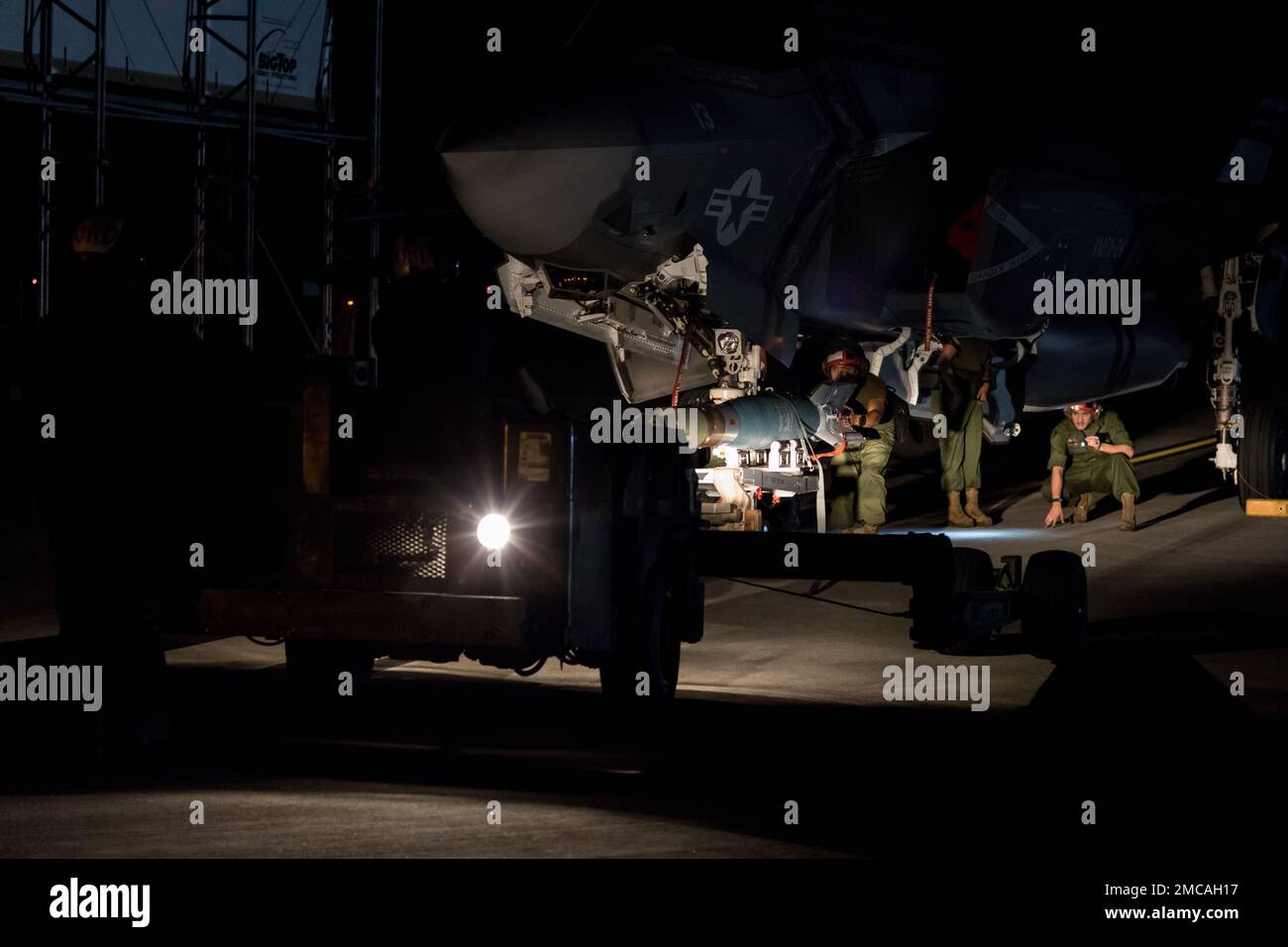 STATI UNITI Marines con Marine Fighter Attack Squadron (VMFA) 242 carica una bomba guidata al laser GBU-12 Paveway II in un aereo F-35B Lightning II alla stazione aerea del corpo dei Marine di Iwakuni, Giappone, 28 giugno 2022. Marines con VMFA-242 ha condotto un supporto a stretto contatto con bombe laser GBU-12 Paveway II inerti presso il Combined Arms Training Center di Fuji a sostegno di 3rd battaglione, 2nd Marine Regiment. Questo addestramento ha segnato le prime missioni di supporto aereo da vicino in Giappone con un aereo F-35B Lightning II. Foto Stock