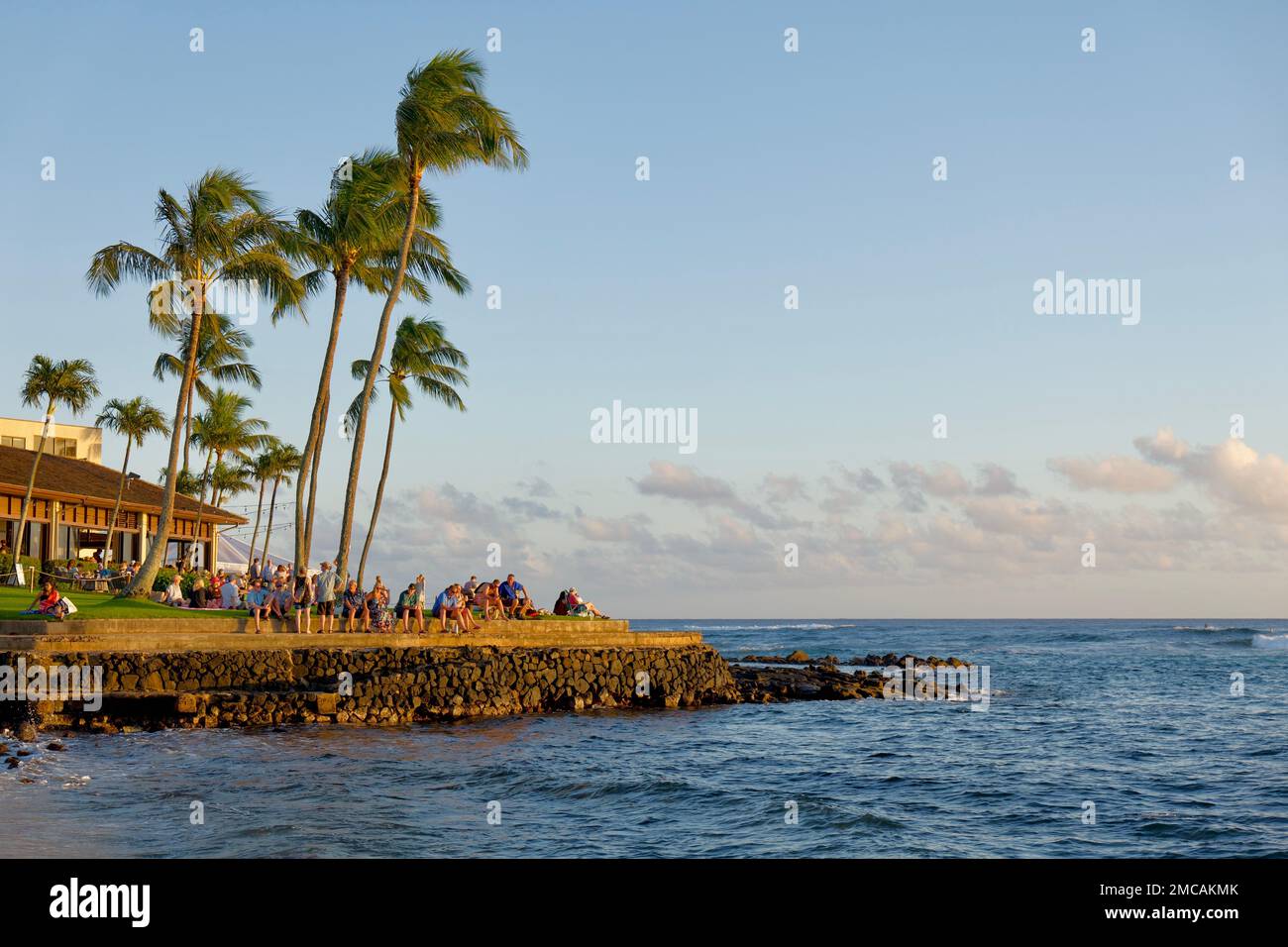 I turisti che guardano il tramonto alla Beach House di Poipu Foto Stock