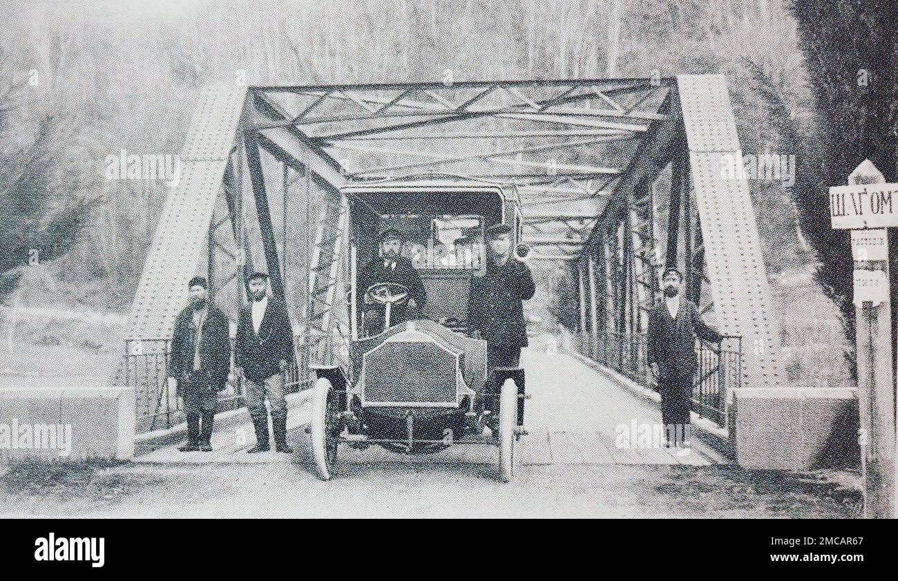 Stoewer società omnibus al ponte sul fiume Matsesta. Foto dal 1905. Foto Stock