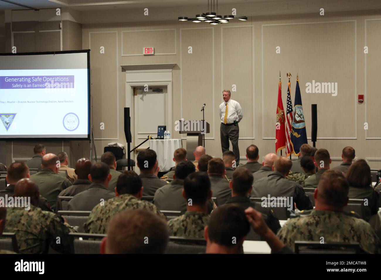 220628-N-AL206-1024 NORFOLK, VIRGINIA (28 giugno 2022) – Troy J. Mueller, direttore della Divisione tecnologia nucleare, reattori navali, si rivolge ai partecipanti al Commander, Naval Air Forces Safety Summit, 28 giugno. Il Safety Summit è uno strumento di implementazione per la strategia “Get Real, Get Better” attraverso un’auto-valutazione onesta, una mentalità di apprendimento e una ricerca incessante di miglioramento. Una cultura di “Get Real, Get Better” non solo rende le organizzazioni più efficienti, ma identifica e mitiga in modo aggressivo il rischio di mantenere le persone, le navi e gli aerei in lotta e di consentire la preparazione alle guerre. Foto Stock