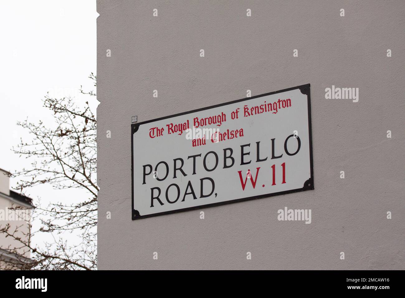 Cartello con il nome della strada di Portobello Road su una parete bianca. Sito del famoso mercato di strada a Notting Hill, Londra. Foto Stock