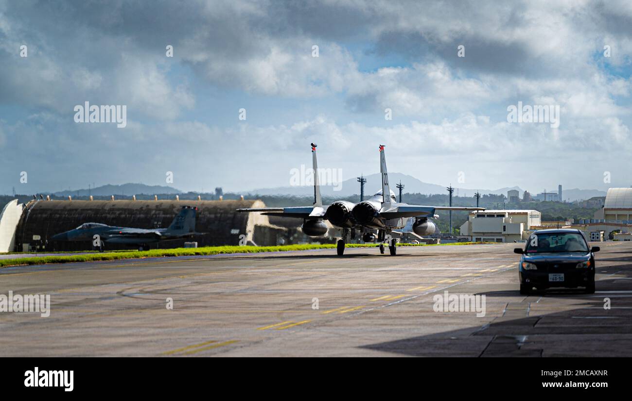 Due taxi 67th Fighter Squadron F-15C Eagles alla base aerea di Kadena, Giappone, 28 giugno 2022. I piloti dell'aeronautica militare si schierano in tutto il mondo, ovunque ci sia bisogno di combattenti, allenatori, bombardieri, consulenti e altro ancora. Foto Stock
