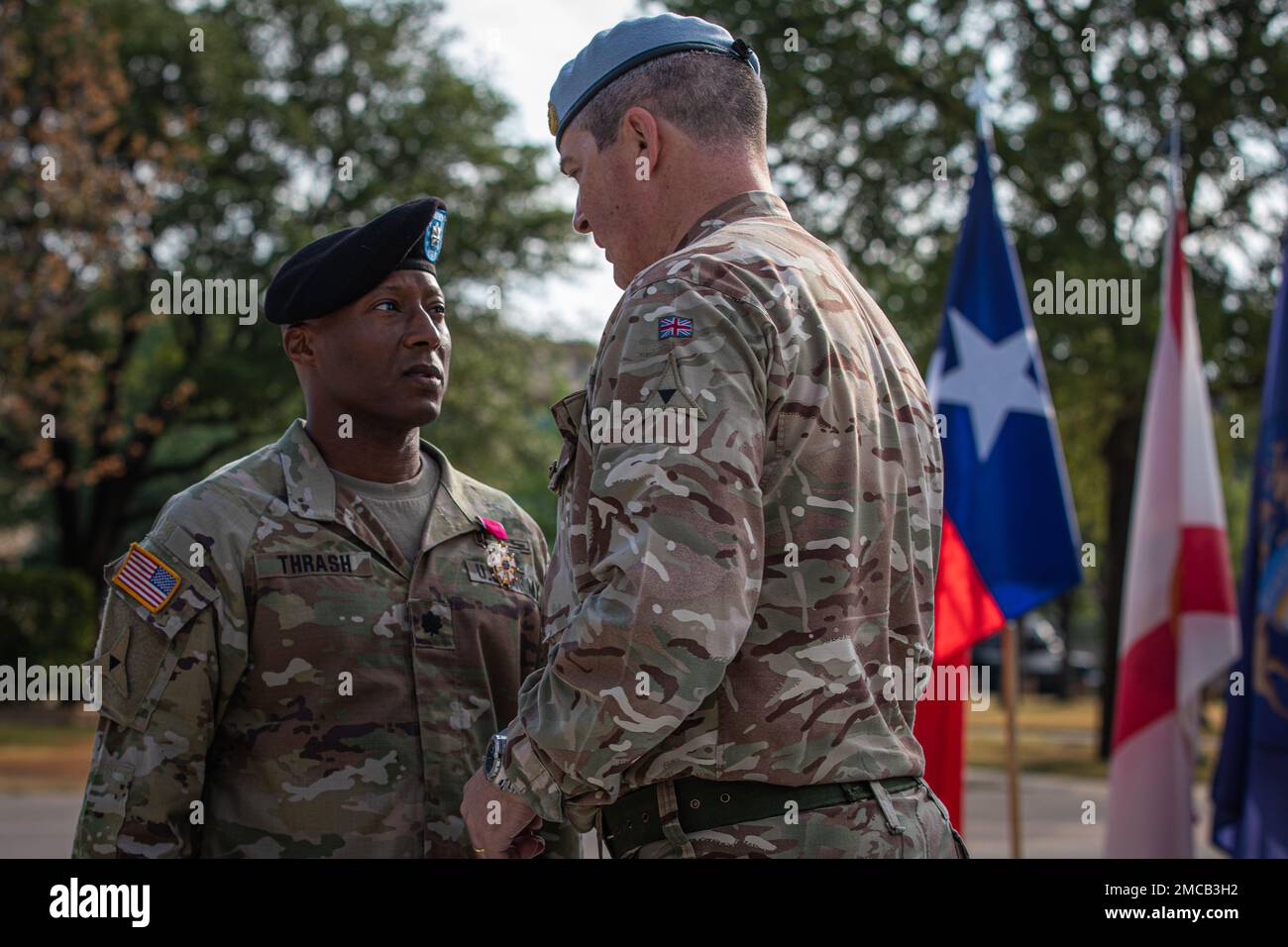 Michael Keating, il vice comandante per il supporto di III Corps e Fort Hood, presenta la Legione del merito agli Stati Uniti Josef Thrash III, comandante del corpo di HHBN III, su Fort Hood, Tx il 28 giugno 2022. La Legione del merito è un premio militare delle forze armate degli Stati Uniti che viene dato per una condotta eccezionalmente meritoria nella prestazione di servizi e realizzazioni eccezionali Foto Stock