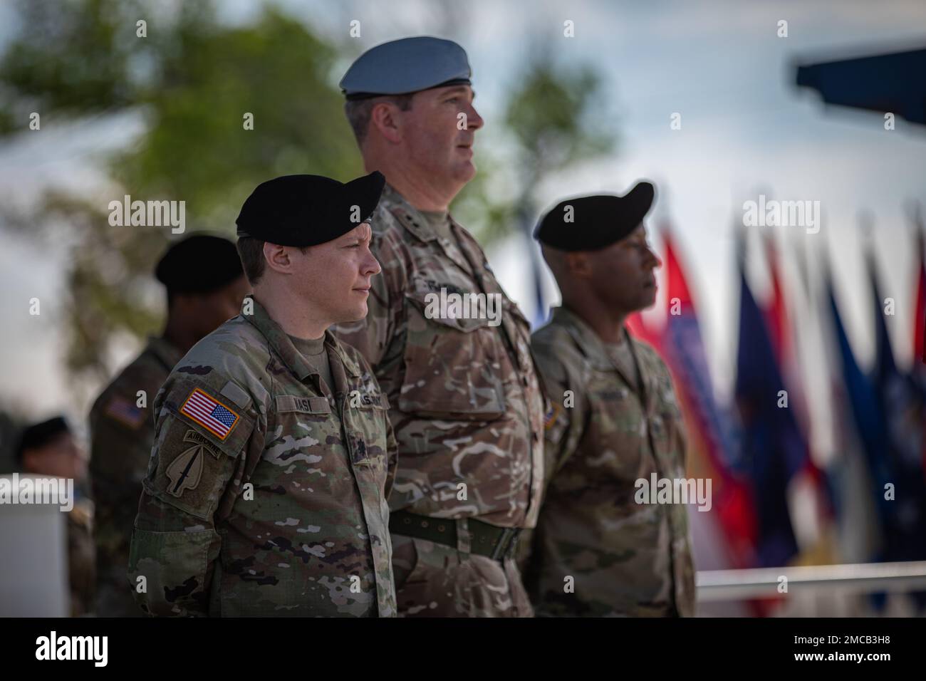 STATI UNITI Jamie Nasi, il comandante in arrivo del corpo HHBN III, e il Sig. Josef Thrash III, il comandante in uscita del corpo HHBN III, sono all'attenzione per la riproduzione dell'inno nazionale accanto al British Army Briga. Il generale Michael Keating, il vice comandante per il supporto di III corpo e Fort Hood, e su Fort Hood, Tx. La cerimonia del cambiamento di comando è un passaggio formale di autorità e responsabilità di comando da un leader all'altro. Foto Stock