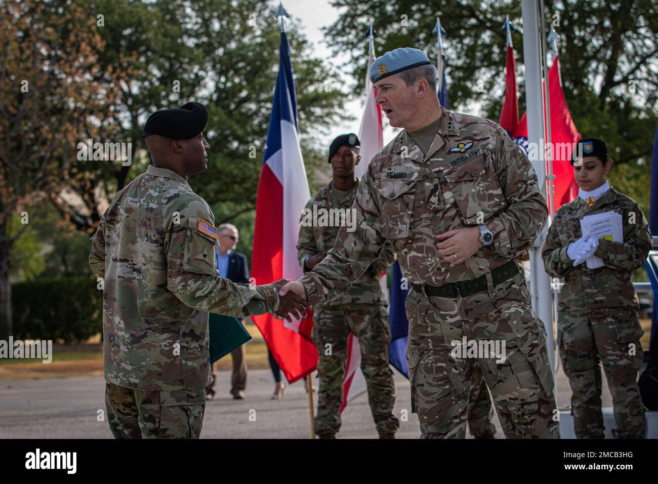 Michael Keating, il vice comandante per il supporto di III Corps e Fort Hood, presenta la Legione del merito agli Stati Uniti Josef Thrash III, comandante del corpo di HHBN III, su Fort Hood, Tx il 28 giugno 2022. La cerimonia del cambiamento di comando è un passaggio formale di autorità e responsabilità di comando da un leader all'altro. Foto Stock
