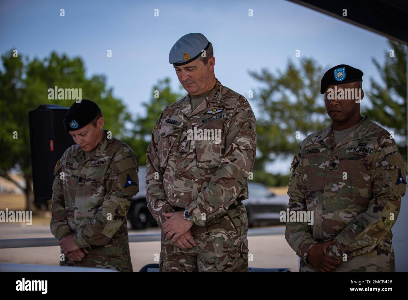 STATI UNITI Jamie Nasi, il comandante in arrivo del corpo di HHBN III, e il col. Josef Thrash III, il comandante in uscita del corpo di HHBN III, inchina la testa per la preghiera accanto al Briga dell'esercito britannico. Il generale Michael Keating, il vice comandante per il supporto del corpo III e di Fort Hood, come parte di una cerimonia di cambio di comando su Fort Hood, Tx. La cerimonia del cambiamento di comando è un passaggio formale di autorità e responsabilità di comando da un leader all'altro. Foto Stock