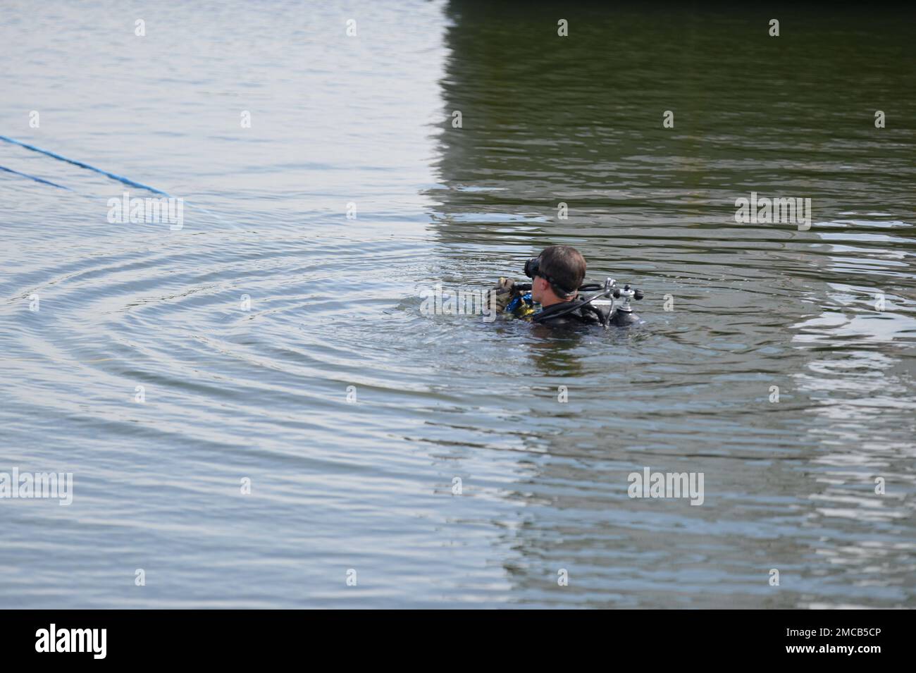 VIRGINIA BEACH, Virginia (28 giugno 2022)- un tecnico EOD (Explosive Ordnance Disposal) dell'unità mobile EODMU (Explosive Ordnance Disposal Mobile Unit) 6 nuota alla ricerca di un dispositivo esplosivo improvvisato marittimo simulato (IED). CRABEx è un esercizio di formazione che certifica le unità di azione della Navy EOD nell'ambito del gruppo di smaltimento delle Ordnance esplosive (EODGRU) 2, assicurando una forza EOD pronta e più letale. Foto Stock