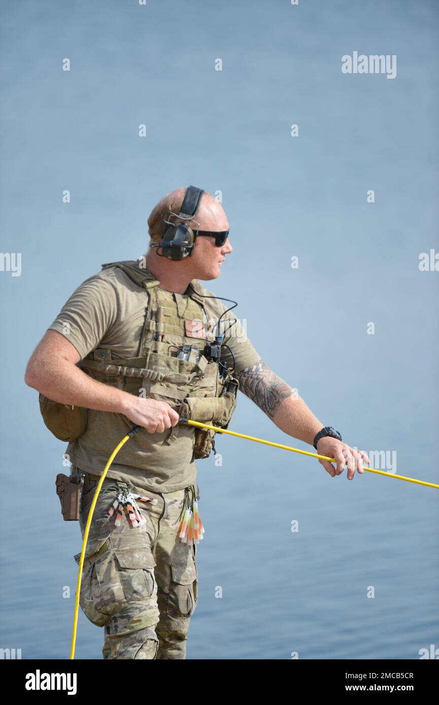 VIRGINIA BEACH, Virginia (28 giugno 2022)- un tecnico EOD (Explosive Ordnance Disposal) dell'unità mobile EODMU (Explosive Ordnance Disposal Mobile Unit) 2 tiene il cavo collegato al veicolo a distanza VR Defender (ROV). CRABEx è un esercizio di formazione che certifica le unità di azione della Navy EOD nell'ambito del gruppo di smaltimento delle Ordnance esplosive (EODGRU) 2, assicurando una forza EOD pronta e più letale. Foto Stock