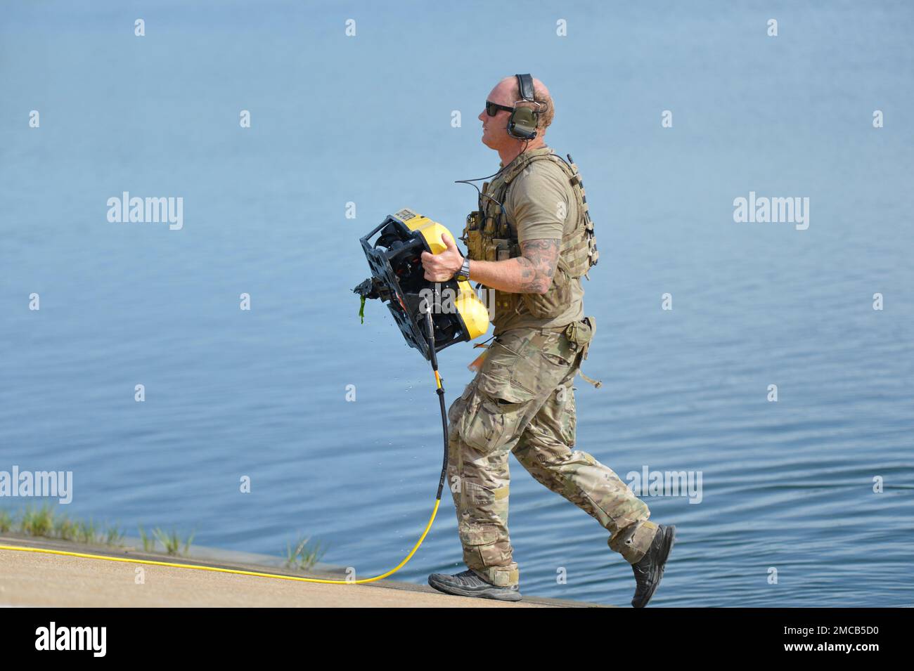 VIRGINIA BEACH, Virginia (27 giugno 2022)- un tecnico EOD (Explosive Ordnance Disposal) dell'unità mobile EODMU (Explosive Ordnance Disposal Mobile Unit) 2 trasporta un veicolo a distanza VR Defender (ROV). CRABEx è un esercizio di formazione che certifica le unità di azione della Navy EOD nell'ambito del gruppo di smaltimento delle Ordnance esplosive (EODGRU) 2, assicurando una forza EOD pronta e più letale. Foto Stock