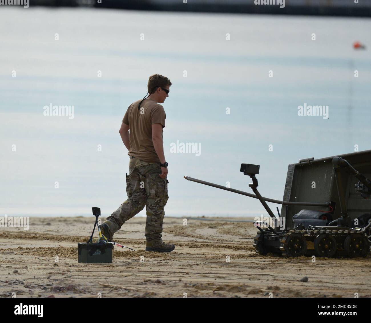 VIRGINIA BEACH, Virginia (28 giugno 2022)- un tecnico EOD (Explosive Ordnance Displacement) dell'unità EODTEU (Explosive Ordnance Displacement Training and Evaluation Unit) 2 esamina il posizionamento del Man Transportable Robotic System Increment II (MTRS II) durante una missione simulata di dispositivi esplosivi marittimi improvvisati (IED). CRABEx è un esercizio di formazione che certifica le unità di azione della Navy EOD nell'ambito del gruppo di smaltimento delle Ordnance esplosive (EODGRU) 2, assicurando una forza EOD pronta e più letale. Foto Stock