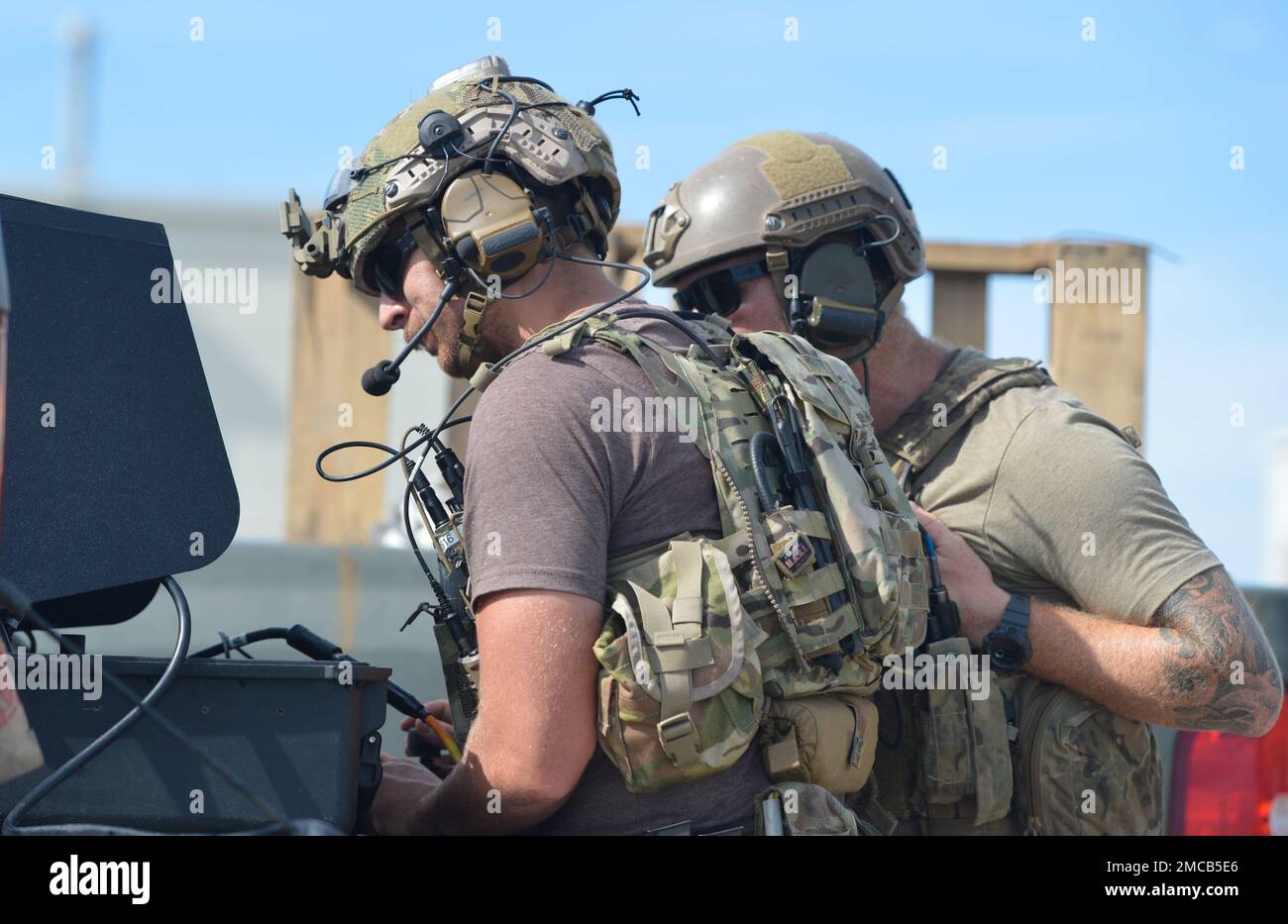 VIRGINIA BEACH, Virginia (28 giugno 2022)- tecnici EOD (Explosive Ordnance Disposal) dell'unità mobile EODMU (Explosive Ordnance Disposal Mobile Unit) 2 guardare la schermata CPU (Central Processing Unit) del veicolo a distanza VR Defender (ROV) alla ricerca di un dispositivo esplosivo improvvisato marittimo simulato (IED). CRABEx è un esercizio di formazione che certifica le unità di azione della Navy EOD nell'ambito del gruppo di smaltimento delle Ordnance esplosive (EODGRU) 2, assicurando una forza EOD pronta e più letale. Foto Stock