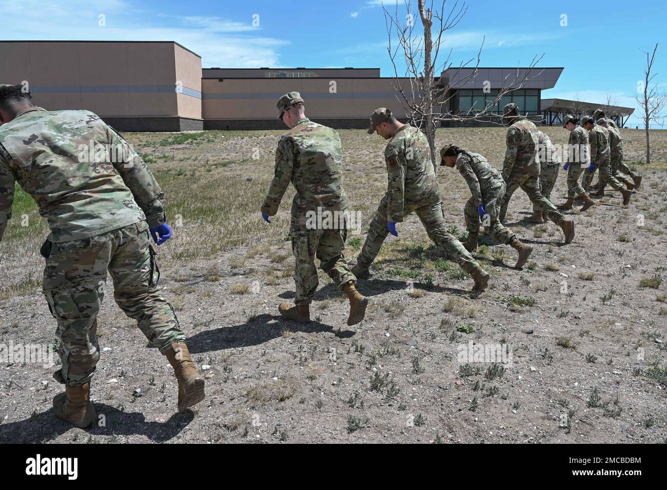 90th i membri del Force Support Squadron partecipano alle operazioni di ricerca e recupero durante l'esercizio 2022 Major Incident Response, 29 giugno 2022, su F.E. Base dell'aeronautica militare Warren, Wyoming. I soccorritori di ricerca e recupero entrano durante gli eventi per individuare le persone ferite o gli oggetti smarriti. Foto Stock