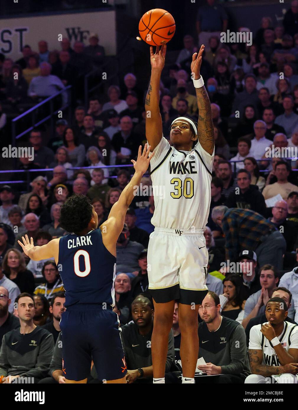 21 gennaio 2023: La Wake Forest University junior Damari Monsanto (30) spara su Virginia senior Kihei Clark (0). Partita di pallacanestro NCAA tra l'Università della Virginia e la Wake Forest University al Lawrence Joel Veterans Memorial Coliseum, Winston Salem. NC. David Beach/CSM Foto Stock