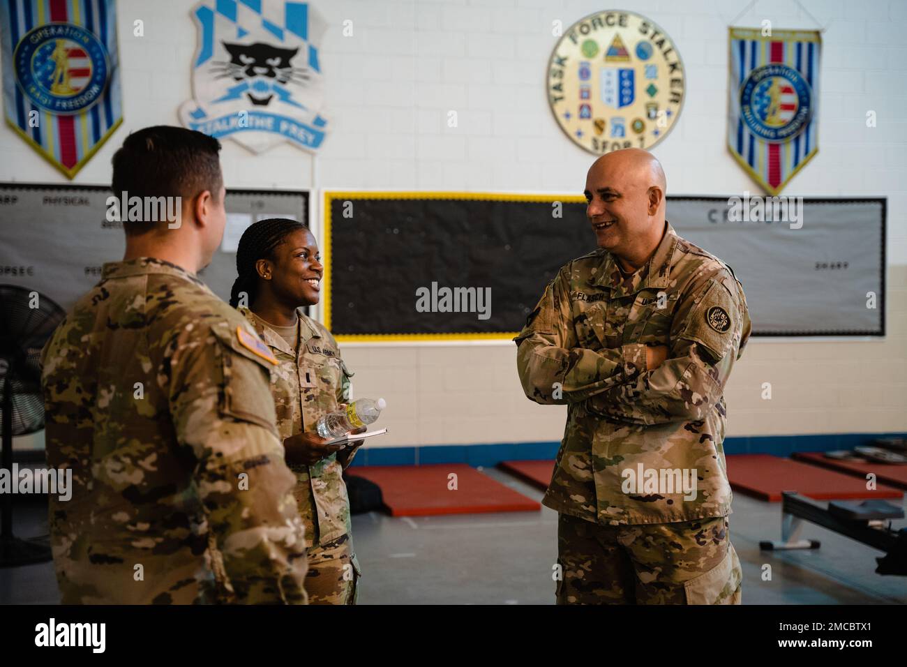 Esercito Brig. Adam Flasch, direttore dello staff congiunto della Guardia Nazionale del Maryland, parla con i membri del 169th Cyber Protection Team presso il Pvt. Henry Costin Readiness Center di Laurel, Maryland, il 29 giugno 2022. A partire dall'agosto 2018, il CPT 169th ha sostenuto il trasferimento di conoscenze da militari a militari e gli sforzi per la costruzione di squadre alle forze armate della Bosnia-Erzegovina nell'ambito del programma di partenariato di Stato. Lo stato finale di questo evento è quello di assistere nella creazione di una rete sicura e difendibile, scalabile, agile, non centralizzata, proattiva, innovativa, e cyber se intelligente Foto Stock