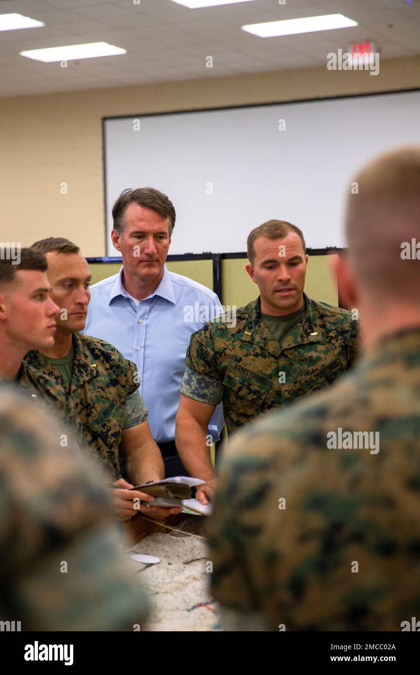 Glenn Youngkin, governatore della Virginia, interagisce con Marines con la Basic School (TBS) durante la sua visita alla base del corpo dei Marine Quantico, Virginia, 29 giugno 2022. Gov. Youngkin ha incontrato Marines con la Basic School (TBS) che gli ha dato un tour dietro le quinte su come addestrano e sviluppano gli ufficiali del corpo dei Marine. La missione di TBS è di formare e formare funzionari di nuova commissionata o nominata negli alti standard di conoscenza professionale, esprit-de-Corps, e capacità di leadership. Foto Stock