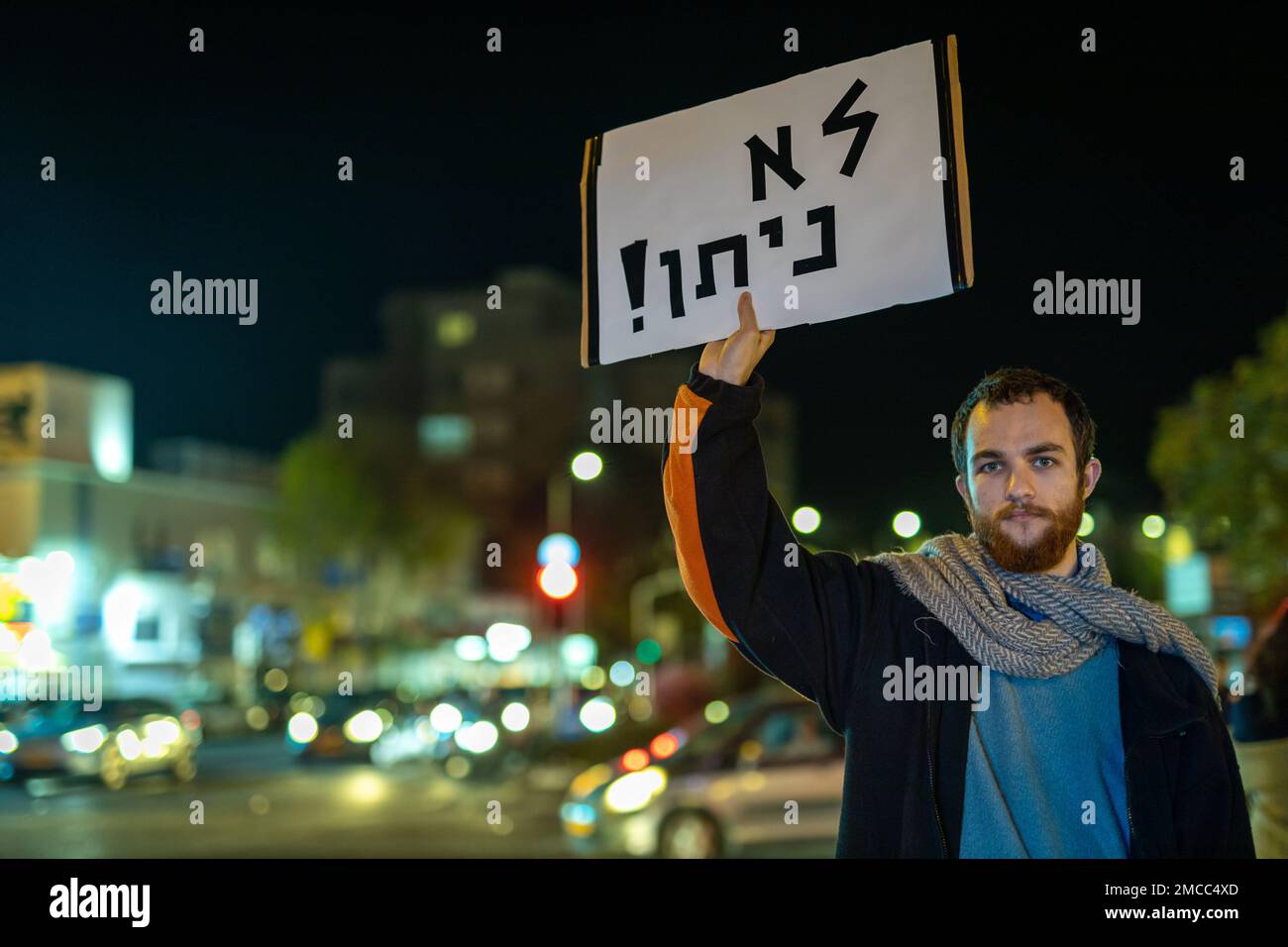Haifa, Israele - 21 gennaio 2023: La gente protesta con segni contro i piani legislativi del nuovo governo. Un uomo tiene un poster con la scritta Foto Stock