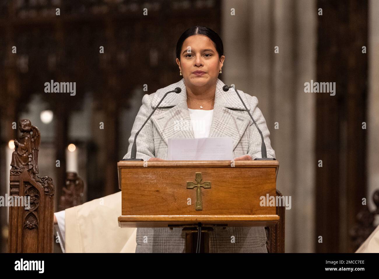 New York, Stati Uniti. 21st Jan, 2023. Coniuge del detective Jason Rivera Dominique Rivera parla durante la Messa commemorativa a St. Patrick's Cathedral a New York il 21 gennaio 2023. Un anno fa due poliziotti Rivera e Mora sono stati uccisi in servizio. Al servizio hanno partecipato anche il sindaco Eric Adams, il commissario della polizia Keechant Sewell, capo del dipartimento Jeffrey Maddrey, il congressista Adriano Espaillat. Durante il suo discorso emotivo la signora Rivera ha annunciato che partorirà in primavera un bambino dal marito ucciso. (Foto di Lev Radin/Sipa USA) Credit: Sipa USA/Alamy Live News Foto Stock