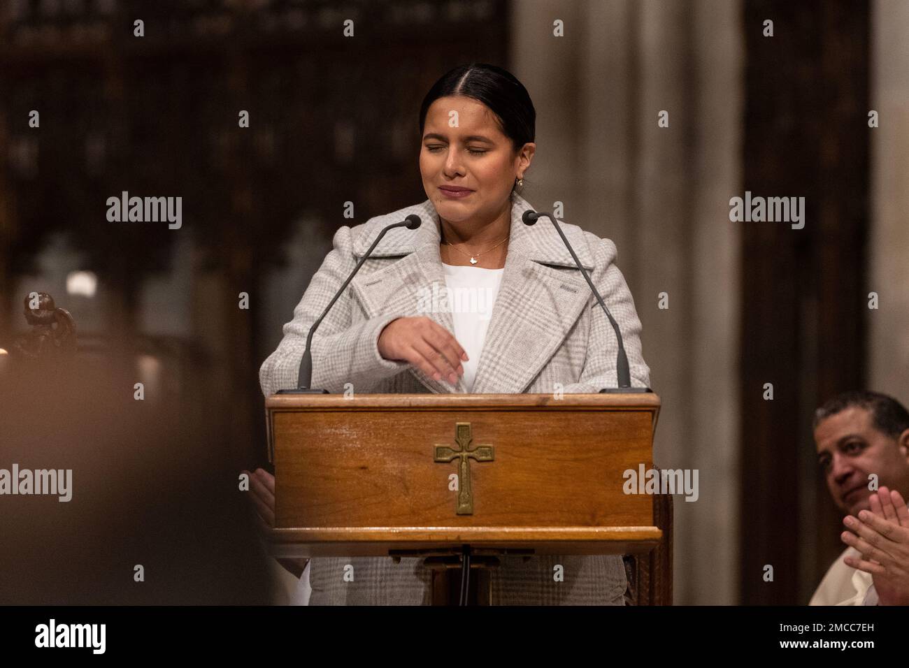 New York, Stati Uniti. 21st Jan, 2023. Coniuge del detective Jason Rivera Dominique Rivera parla durante la Messa commemorativa a St. Patrick's Cathedral a New York il 21 gennaio 2023. Un anno fa due poliziotti Rivera e Mora sono stati uccisi in servizio. Al servizio hanno partecipato anche il sindaco Eric Adams, il commissario della polizia Keechant Sewell, capo del dipartimento Jeffrey Maddrey, il congressista Adriano Espaillat. Durante il suo discorso emotivo la signora Rivera ha annunciato che partorirà in primavera un bambino dal marito ucciso. (Foto di Lev Radin/Sipa USA) Credit: Sipa USA/Alamy Live News Foto Stock