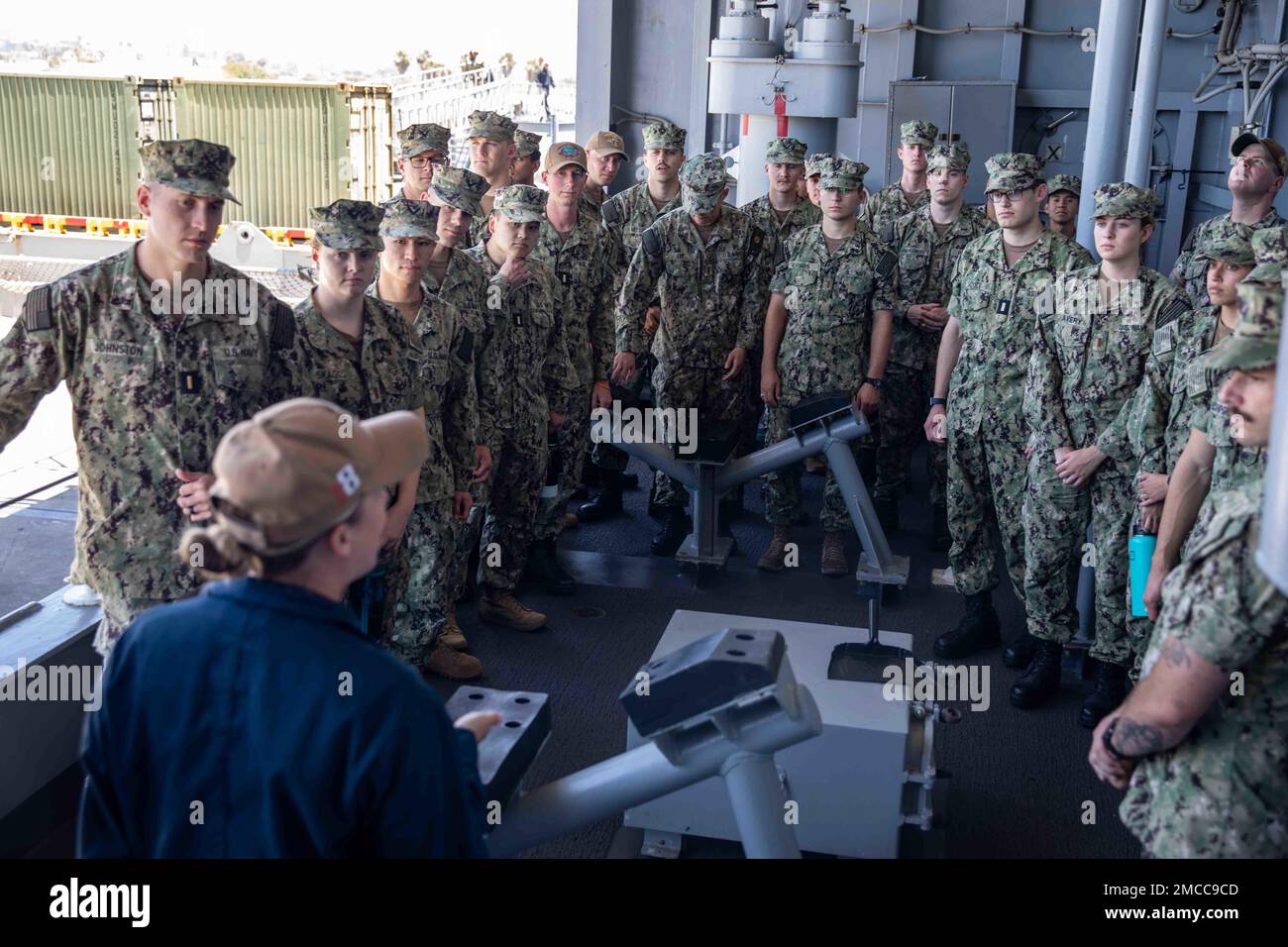 220629-N-NY430-1038 SAN DIEGO (29 giugno 2022) – il compagno di Boatswain 2nd Classe Hollie Williams parla ai giovani ufficiali di guerra di superficie che partecipano al Basic Division Officer Course (BDOC) durante un tour a bordo di una nave d'assalto anfibia USS Makin Island (LHD 8). Il BDOC è un programma formativo di nove settimane che copre le basi dell'ingegneria, i fondamenti degli ufficiali di divisione, il controllo dei danni e la navigazione per gli ufficiali di guerra di superficie (SWO). Makin Island è una nave d'assalto anfibio di classe Wasp ospita a San Diego. Foto Stock