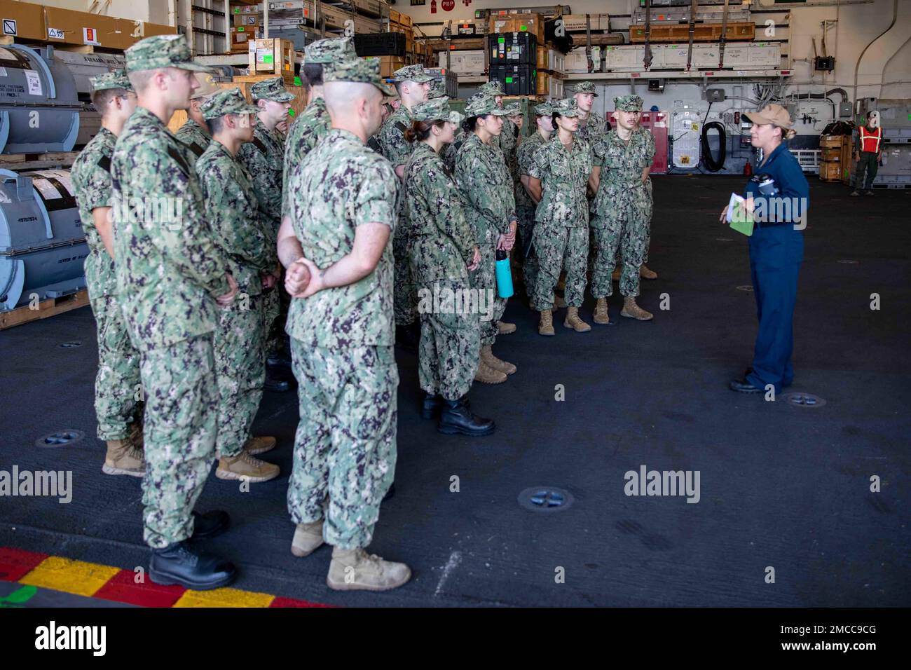 220629-N-NY430-1025 SAN DIEGO (29 giugno 2022) – il compagno di Boatswain 2nd Classe Hollie Williams parla ai giovani ufficiali di guerra di superficie che partecipano al Basic Division Officer Course (BDOC) durante un tour a bordo di una nave d'assalto anfibia USS Makin Island (LHD 8). Il BDOC è un programma formativo di nove settimane che copre le basi dell'ingegneria, i fondamenti degli ufficiali di divisione, il controllo dei danni e la navigazione per gli ufficiali di guerra di superficie (SWO). Makin Island è una nave d'assalto anfibio di classe Wasp ospita a San Diego. Foto Stock