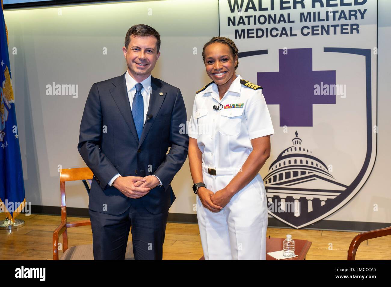 L'evento Pride Month 'Fireside Chat' con l'Honorable Pete Buttigieg, USA Segretario dei Trasporti e CAPT Kelly Elmore, MC, USN, Capo di Stato maggiore del Walter Reed National Military Medical Center (WRNMMC) il 29 giugno 2022 presso il Clark Auditorium, WRNMMC. (Fotografie di Harvey A. Duze – Office of Command Communications) Foto Stock