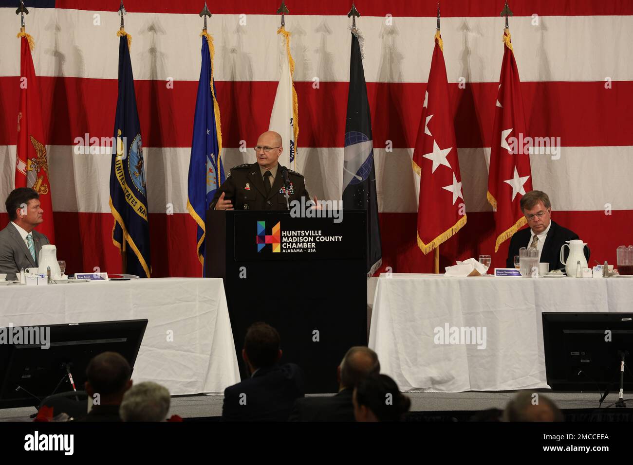Ed Daly, comandante generale del comando dell'esercito Materiel, ringrazia la comunità e i patrioti dell'Alabama del Nord in tutta la nazione per il loro sostegno alle forze armate ed è missione di difendere la nazione. Daly è stato l'oratore principale al pranzo della celebrazione delle forze Armate del 2022 giugno 29 a Huntsville. Circa 600 dirigenti aziendali e comunitari hanno partecipato all'evento come parte della celebrazione annuale delle forze armate organizzata dalla Camera di Commercio della contea di Huntsville/Madison. Foto Stock