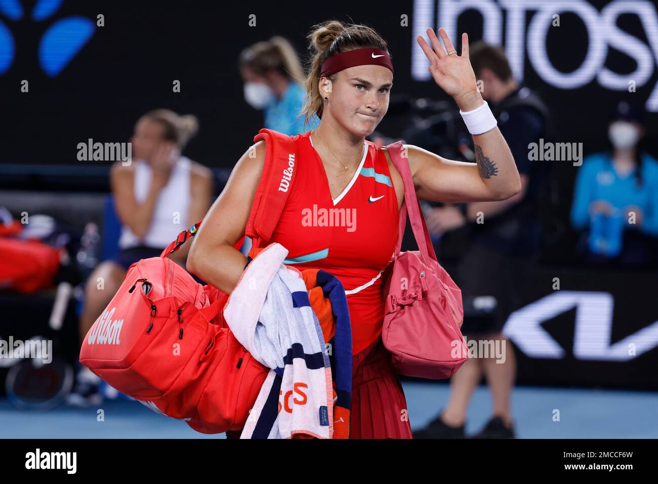 Aryna Sabalenka of Belarus waves as she leaves the court following her fourth round loss to Kaia Kanepi of Estonia at the Australian Open tennis championships in Melbourne, Australia, early Tuesday, Jan. 25, 2022. (AP Photo/Hamish Blair) Foto Stock