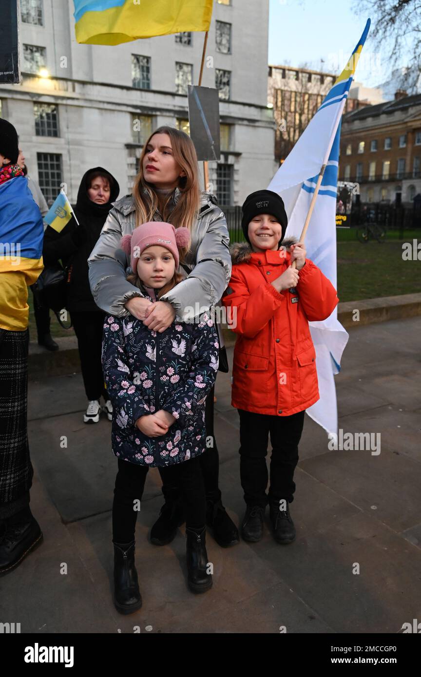 Downing Street, Londra, Regno Unito, 21 gennaio 2023: Mi rattrista vedere tante madri ucraine con bambini il cui amante difende l'Ucraina per la pace e la dignità della generazione futura. Una madre molto protettiva con un paio di bambini. Protesta Ucraina contro l'invasione russa. USA/Regno Unito/NATO appello per assistere l'Ucraina come lei promette. Non vogliamo più un intervento a parole. Credit: Vedi li/Picture Capital/Alamy Live News Foto Stock