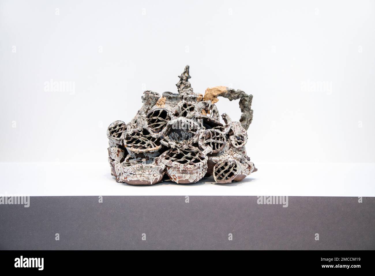 'PIE #1' (2020) di Aaron Angell, Strange Clay: Ceramics in Contemporary Art, Hayward Gallery, Londra, Regno Unito Foto Stock