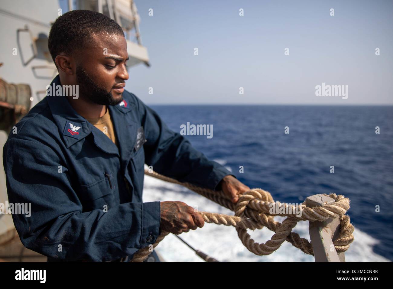 220629-N-QI593-2208 MARE ADRIATICO (29 giugno 2022) il compagno di Boatswain 2nd Jaron Woods, di Gary, Indiana, fissa una linea di vita temporanea a bordo della USS Bainbridge (DDG 96) nel Mare Adriatico, 29 giugno 2022. Bainbridge è in fase di distribuzione pianificata negli Stati Uniti Naval Forces Europe area of Operations, impiegato dagli Stati Uniti Sesta flotta per difendere gli interessi degli Stati Uniti, alleati e partner. Foto Stock