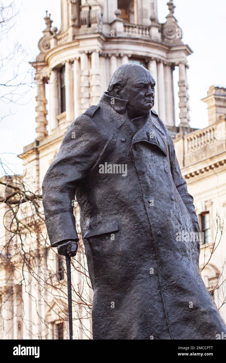 Statua in bronzo di Sir Winston Churchill nei Parliament Square Gardens creata da Ivor Roberts-Jones. Immagine ravvicinata con un edificio bianco sullo sfondo. Lond Foto Stock