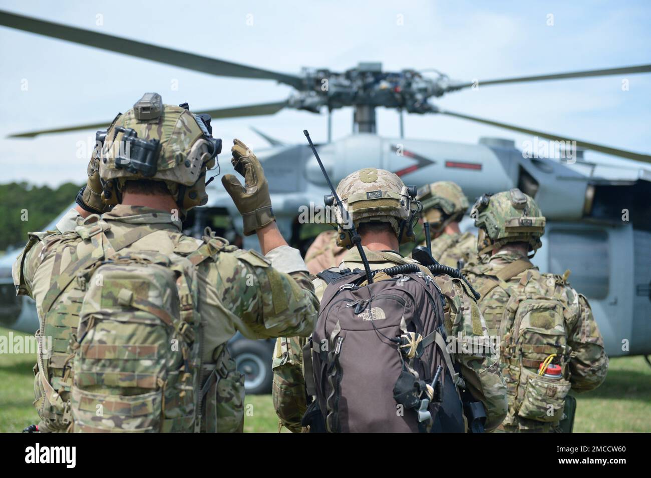 VIRGINIA BEACH, Virginia (Jun. 29, 2022)- i tecnici di Explosive Ordnance Disposal (EOD) della Explosive Ordnance Disposal Mobile Unit (EODMU) 6 si preparano a salire a bordo di un elicottero SH-60s Sea Hawk assegnato allo squadrone di combattimento Elicottero Sea Combat (HSC) 9 per condurre un rapido inserimento della corda. CRABEx è un esercizio di formazione che certifica le unità d'azione della Marina EOD nell'ambito del gruppo di smaltimento delle sostanze esplosive (EODGRU) 2, garantendo una forza EOD pronta e più letale. Foto Stock