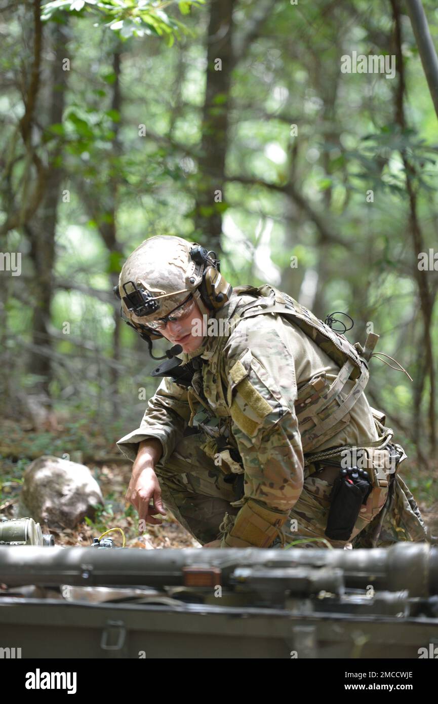 VIRGINIA BEACH, Virginia (29 giugno 2022)- un tecnico EOD (Explosive Ordnance Disposal) dell'unità mobile EODMU (Explosive Ordnance Disposal Mobile Unit) 6 esamina il terreno per individuare eventuali pericoli durante una missione di formazione per CRABEx. CRABEx è un esercizio di formazione che certifica le unità di azione della Navy EOD nell'ambito del gruppo di smaltimento delle Ordnance esplosive (EODGRU) 2, assicurando una forza EOD pronta e più letale. Foto Stock