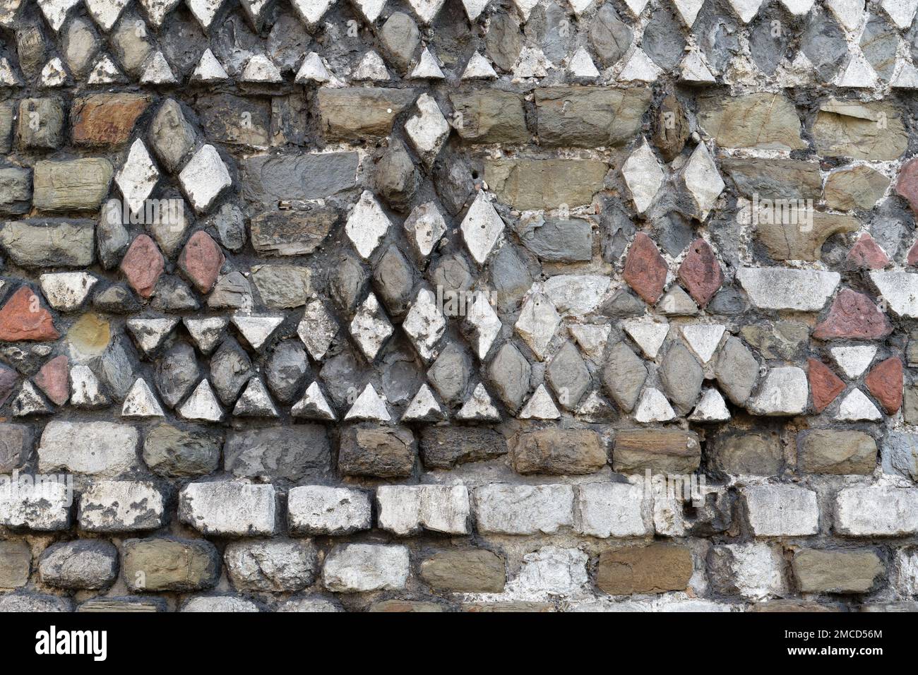 dettagli del mosaico su una torre della storica cinta muraria romana di colonia Foto Stock