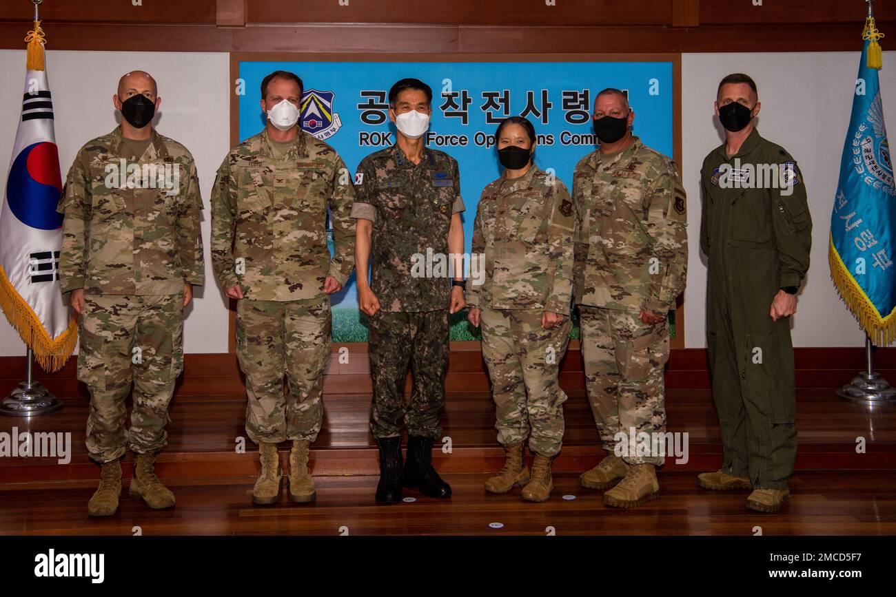 Il Lt. Gen. Park, ha Sik, comandante del comando delle operazioni dell'aeronautica della Repubblica di Corea, presenta Citation of Apprecations agli Stati Uniti Membri del servizio dell'Aeronautica militare presso la base aerea di Osan, Repubblica di Corea, 29 giugno 2022. I membri della 51st Fighter Wing e della 7th Air Force hanno ricevuto riconoscimenti per il loro tempo di servizio presso Osan AB a sostegno dell'alleanza ROK - USA. Foto Stock