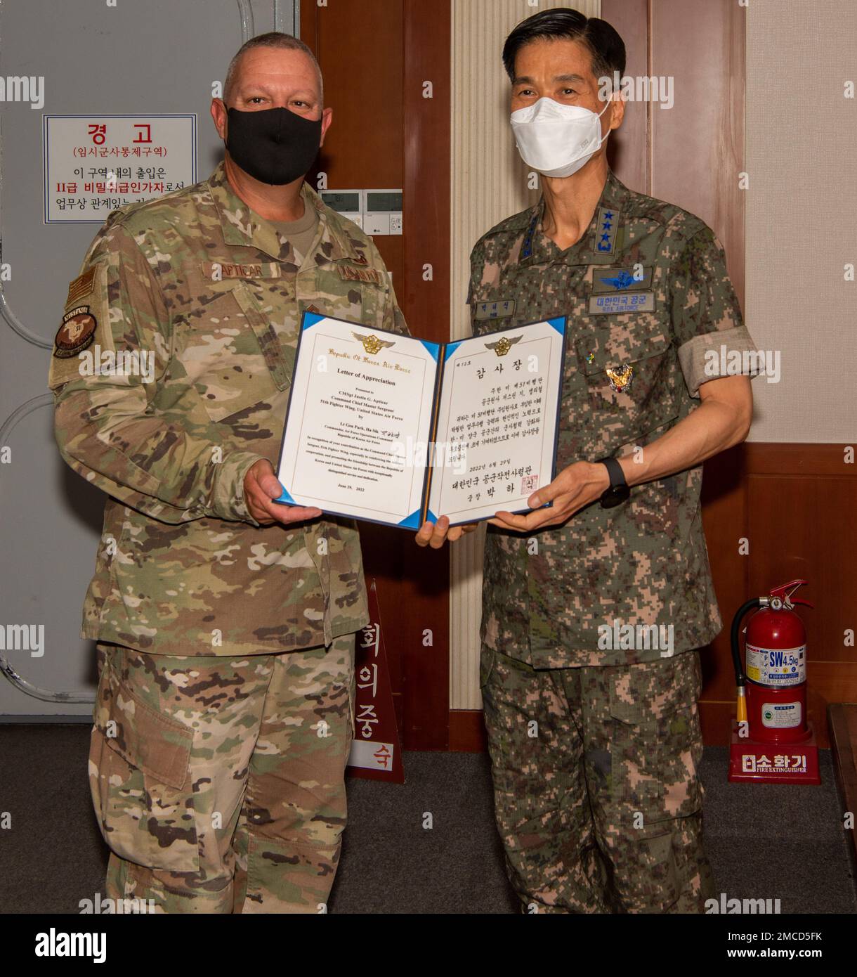 Il Lt. Gen. Park, ha Sik, comandante del comando delle operazioni dell'aeronautica della Repubblica di Corea, presenta una citazione di apprezzamento al maestro capo Sgt. Justin Apticar, 51st Fighter Wing, capo di comando alla base aerea di Osan, Repubblica di Corea, 29 giugno 2022. Apticar ha ricevuto il premio in riconoscimento per i suoi due anni di servizio presso Osan AB a sostegno dell'alleanza ROK - USA. Foto Stock
