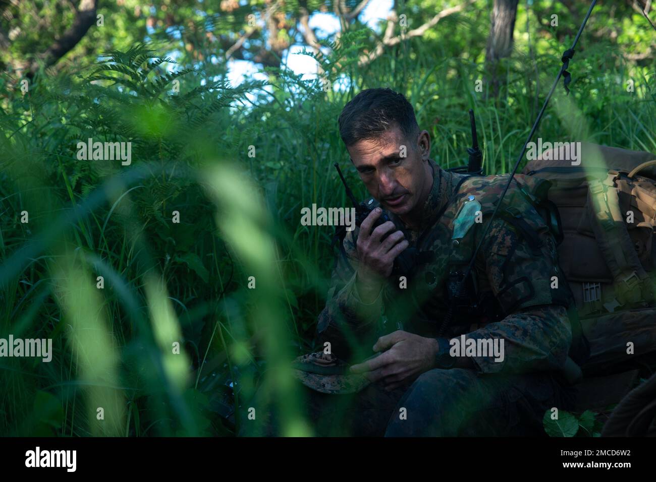 STATI UNITI Mark Deal, comandante di 3D battaglione, 2D Marines, stabilisce comunicazioni radio durante l'esercizio Shinka 22,1 presso il Combined Arms Training Center, Camp Fuji, Giappone, 29 giugno 2022. Shinka esemplifica un impegno condiviso verso una formazione realistica che produca forze letali, pronte e adattabili in grado di svolgere operazioni decentralizzate in un'ampia gamma di missioni. 3/2 è schierato in avanti nell'Indo-Pacifico sotto 4th Marines, 3D divisione marina come parte del programma di distribuzione dell'unità. Deal è originario di Cleveland, Ohio. Foto Stock