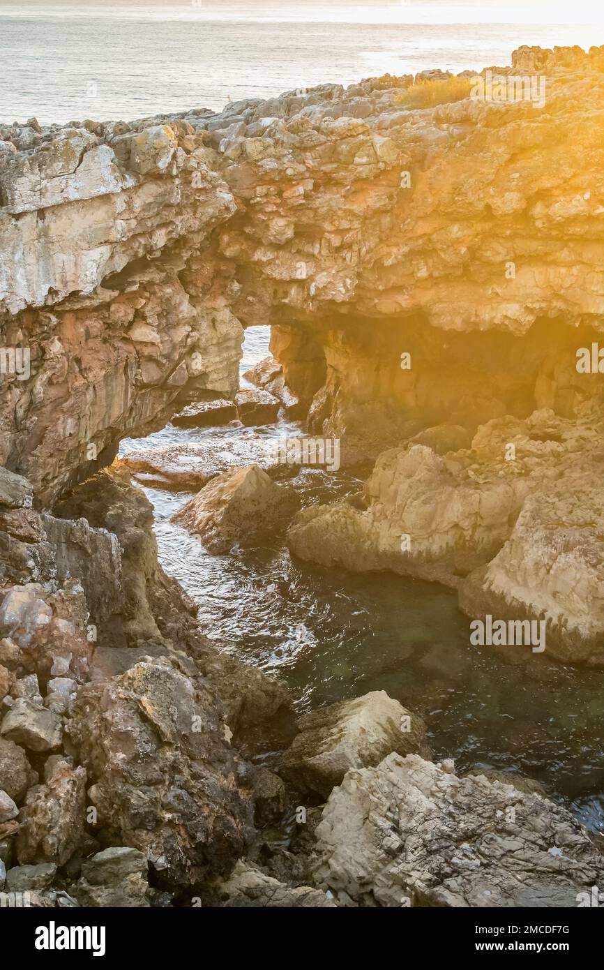 Punto di riferimento naturale Boca do Inferno o bocca dell'Inferno nella città di Cascais al tramonto, Portogallo Foto Stock