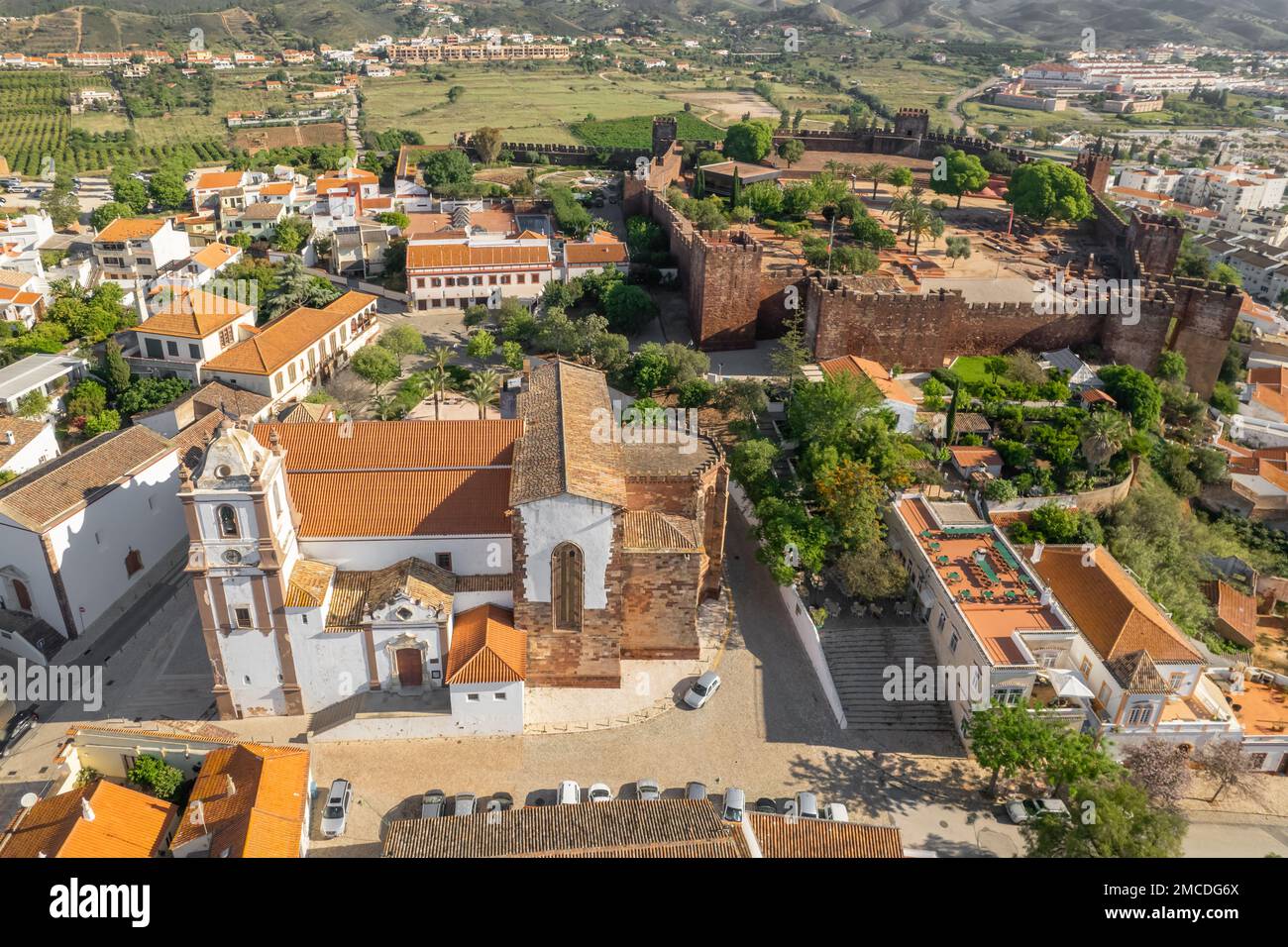 Veduta aerea della città di Silves con il famoso castello medievale e la cattedrale, regione dell'Algarve, Portogallo. Foto Stock