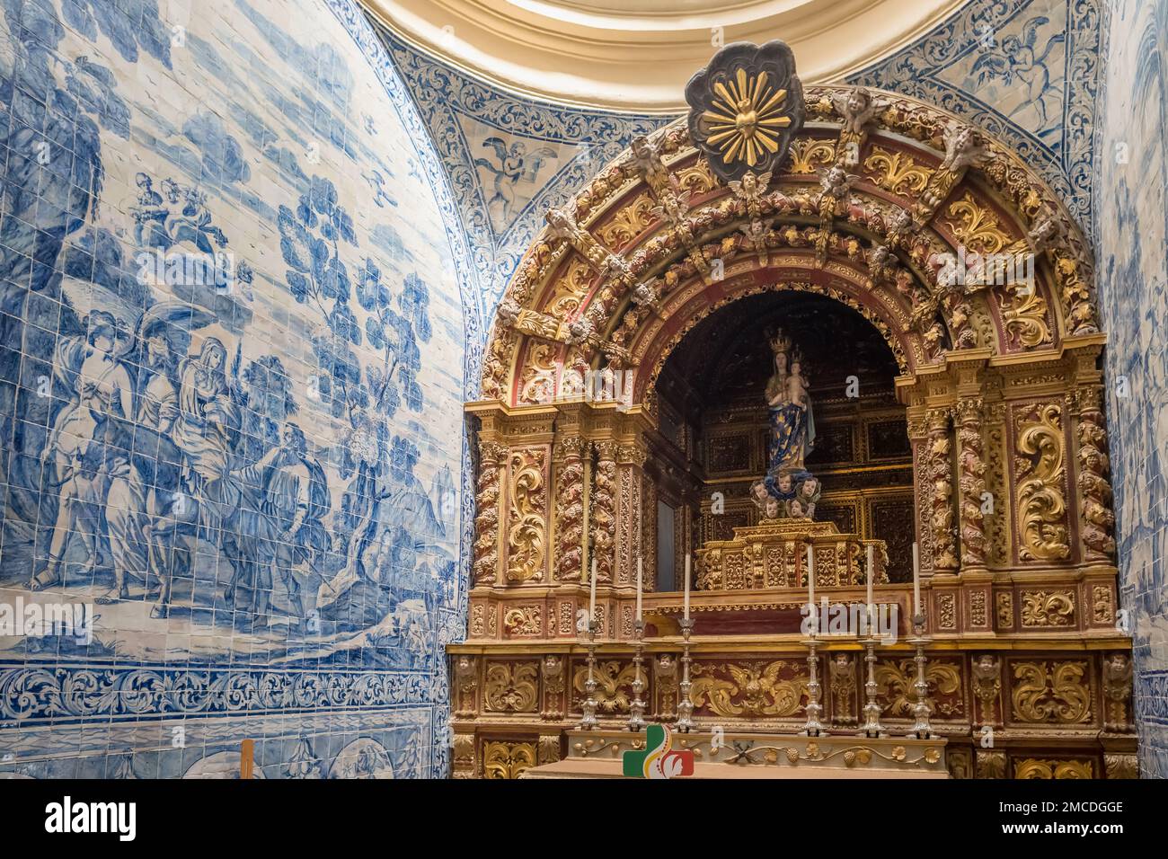 Decorazione Azulejos all'interno della se Catedral de Santa Maria a Faro, Portogallo Foto Stock