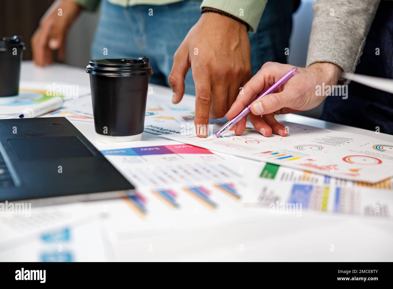 Brainstorming progetto creativo lavoro di squadra, primo piano delle mani del team di sviluppatori di app per telefono cellulare riunione sul layout prototipo dello schermo per smartphone Foto Stock