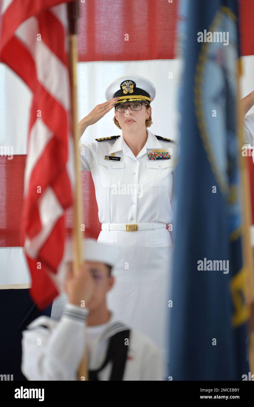 JACKSONVILLE, Florida (30 giugno 2022) – il Capitano Teresa Allen, direttore del Naval Hospital Jacksonville, saluta i colori durante la cerimonia di laurea del Family Medicine Residency Program il 30 giugno a bordo della Naval Air Station Jacksonville. Il programma dell’NH Jacksonville è il più antico e grande della Marina e ha guadagnato numerosi premi per attività accademiche, insegnamento e formazione clinica. Foto Stock