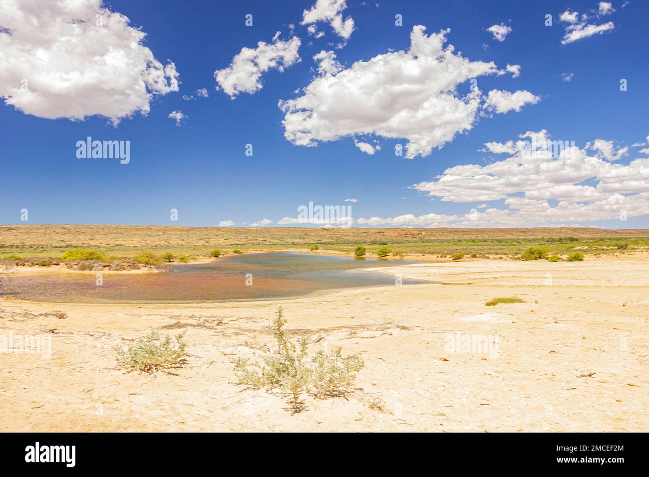 Spiaggia di sabbia e piscina d'acqua limpida sotto il cielo blu con nuvole a Lakeside Beach nel Cape Range National Park di Coral Coast, Australia Occidentale. Foto Stock