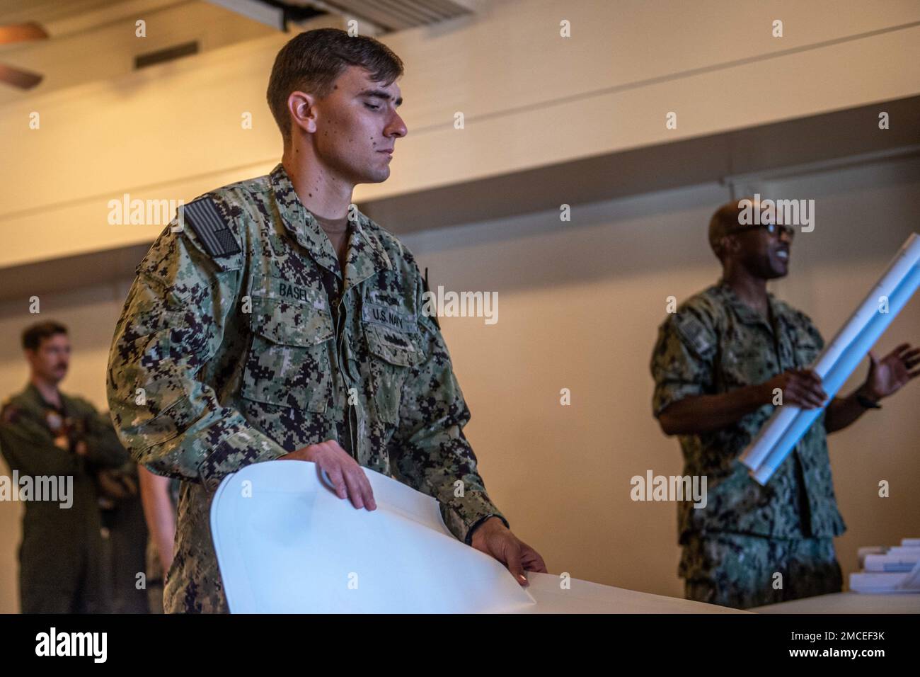 220630-N-YN807-1026 PEARL HARBOR (30 giugno 2022) – Cryptologic Technician (Collection) 2nd Class Russell Chang, nativo di San Marino, California, prepara i grafici per la distribuzione durante Rim of the Pacific (RIMPAC) 2022, 30 giugno. Ventisei nazioni, 38 navi, quattro sommergibili, più di 170 aeromobili e 25.000 dipendenti partecipano al RIMPAC dal 29 giugno al 4 agosto nelle isole Hawaii e nei dintorni della California meridionale. Il più grande esercizio marittimo internazionale del mondo, RIMPAC offre un’opportunità di formazione unica, promuovendo e sostenendo le relazioni di cooperazione tra i partecipanti Foto Stock